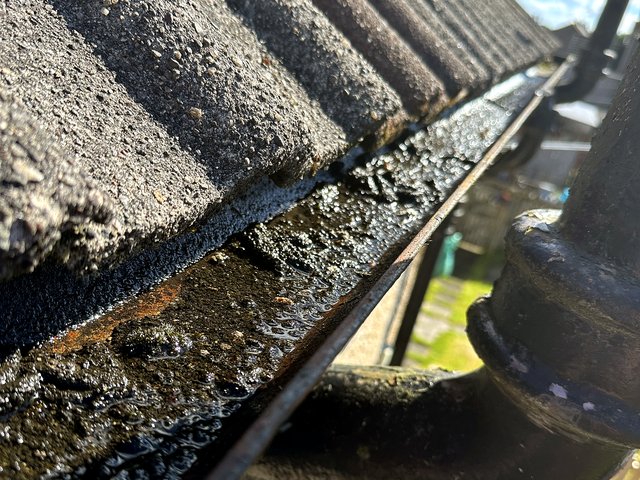 Gutter before cleaning, job 9